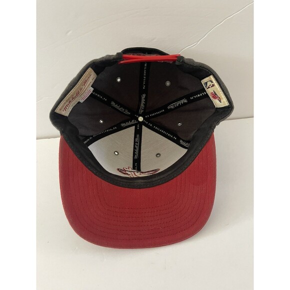 Mitchell & Ness Miami Heat Gray/Black/Red Adjustable Snapback Hat - Picture 5 of 7